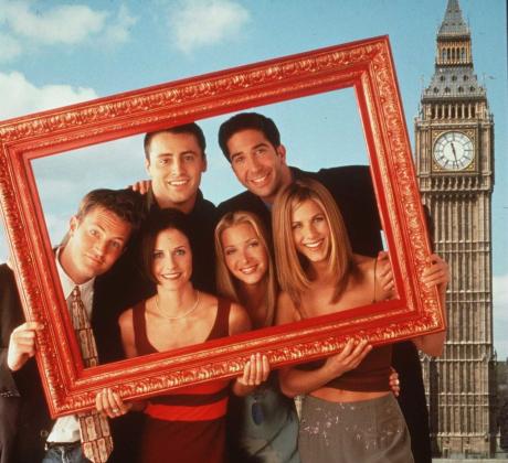 Две години след трагичната смърт на Матю Пери звездите от