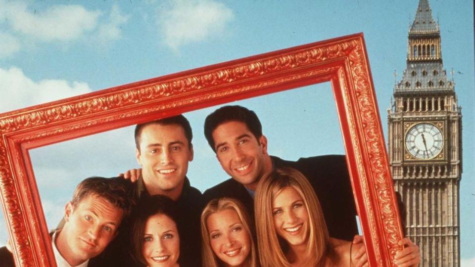 Две години след трагичната смърт на Матю Пери звездите от