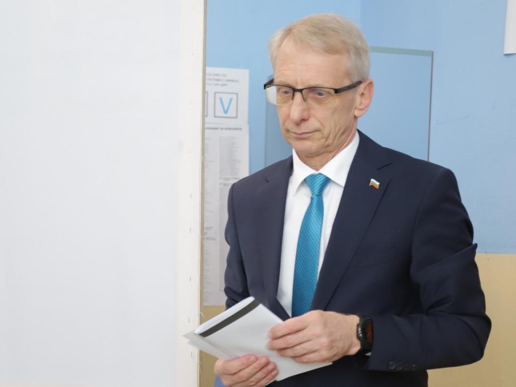 Министър председателят акад Николай Денков упражни правото си на глас Той