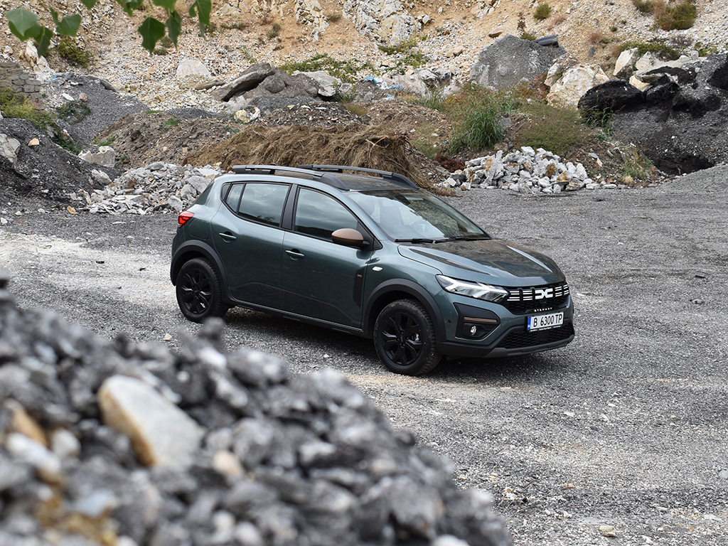 За второто място по продажби в Европа на Sandero помага новото топ оборудване Extreme, помага също и двугоривното задвижване на газ и бензин (каквато е тази версия), както и умението на Dacia да прави евтини коли, които да не изглеждат евтино