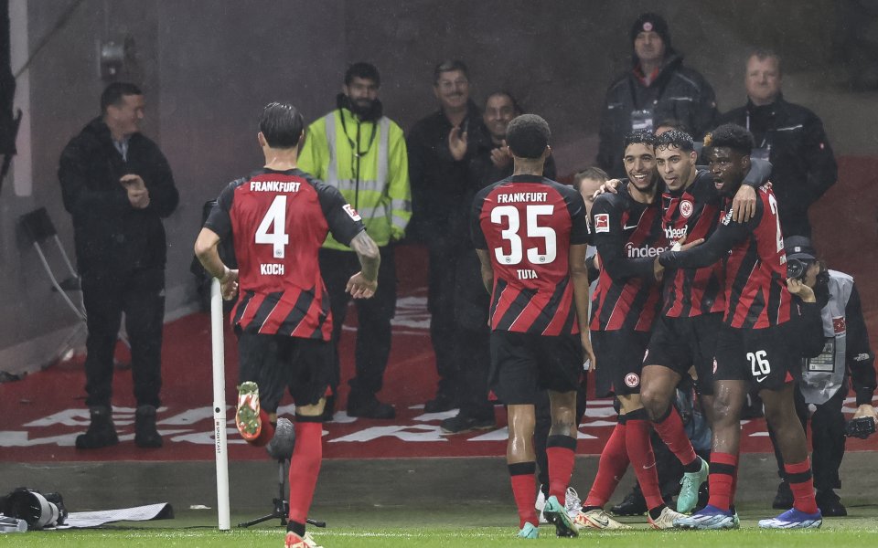 Айнтрахт Франкфурт продължава напред за Купата на Германия.Орлите“ победиха Виктория