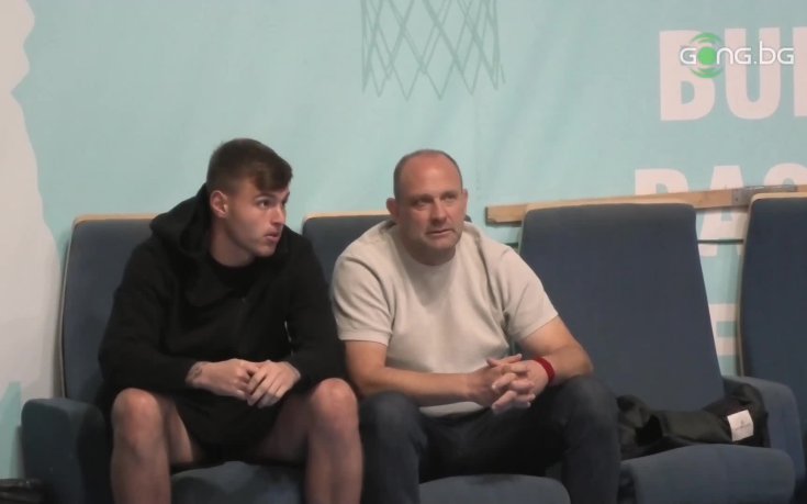 Светослав Вуцов гледа Левски - ЦСКА в компанията на Тити Папазов