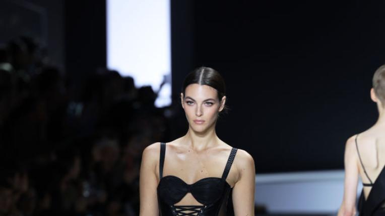  Богинята на име Витория Черети - най-стилните моменти на приятелката на Леонардо ди Каприо на стилния подиум 