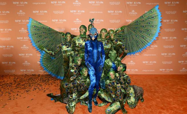 Хайди Клум разпери криле! Кралицата на Хелоуин се преобрази като паун с 10 души антураж