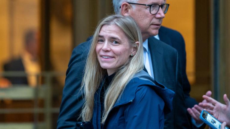  Заради дело за полова дискриминация: Робърт де Ниро идва в съда в Ню Йорк (СНИМКИ) 