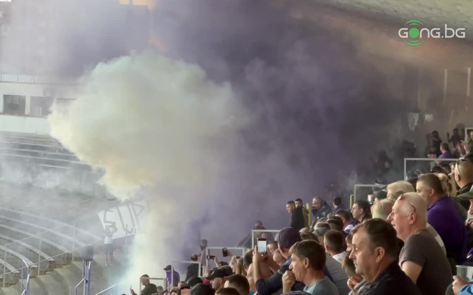 Димки от агитката на Етър прекъснаха двубоя с ЦСКА в