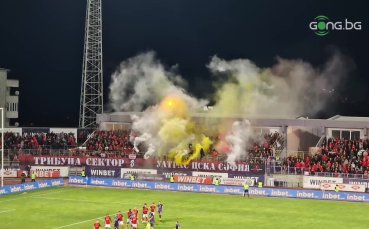 Феновете на ЦСКА запалиха димки в началото на второто полувреме