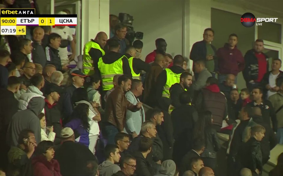 В заключителните минути на двубоя между Етър и ЦСКА в