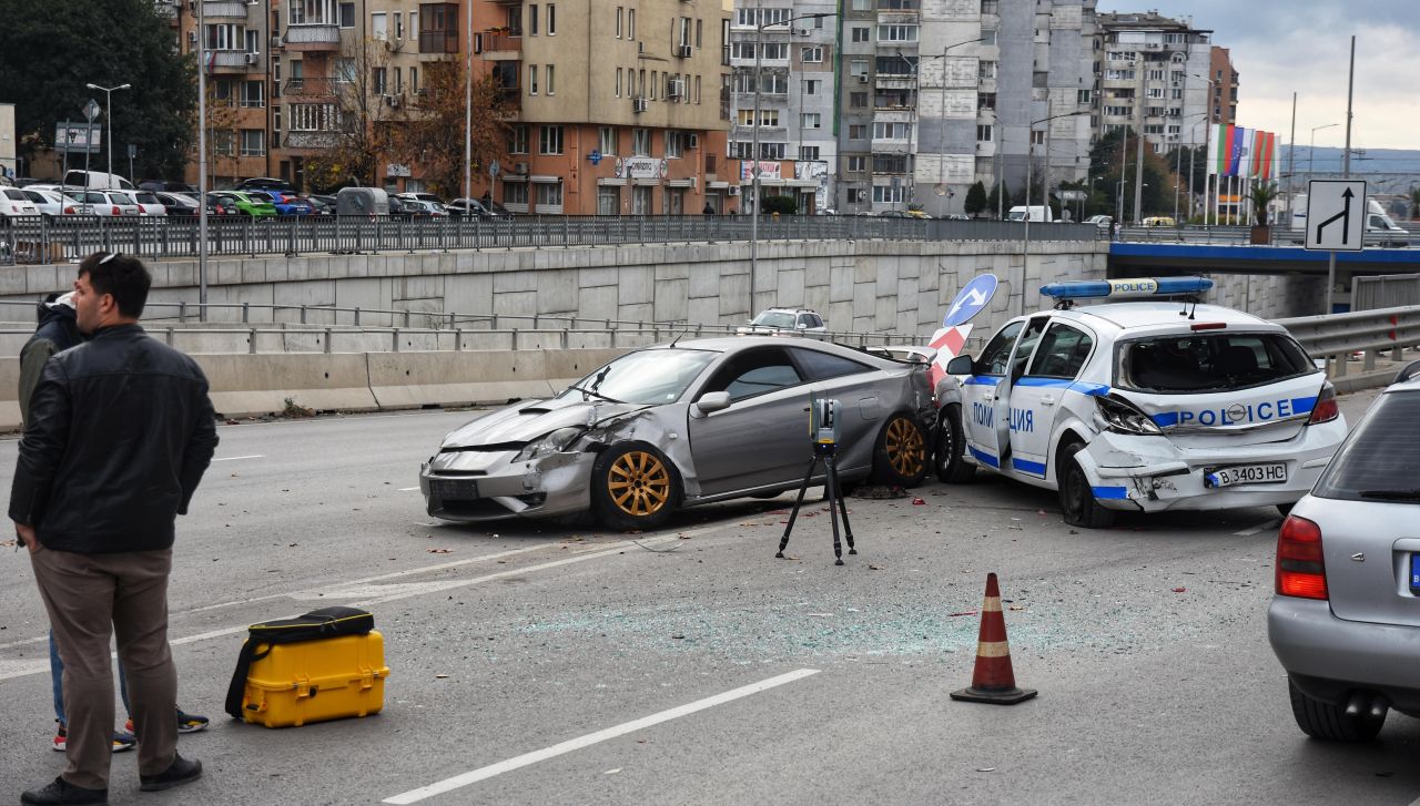 <p>Дрогиран шофьор блъсна патрулка във Варна, полицаите са откарани в болница</p>