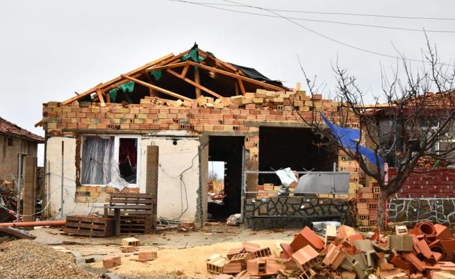 Бедствено положение и 150 къщи без покрив: Огромни щети след бурята в Исперихско