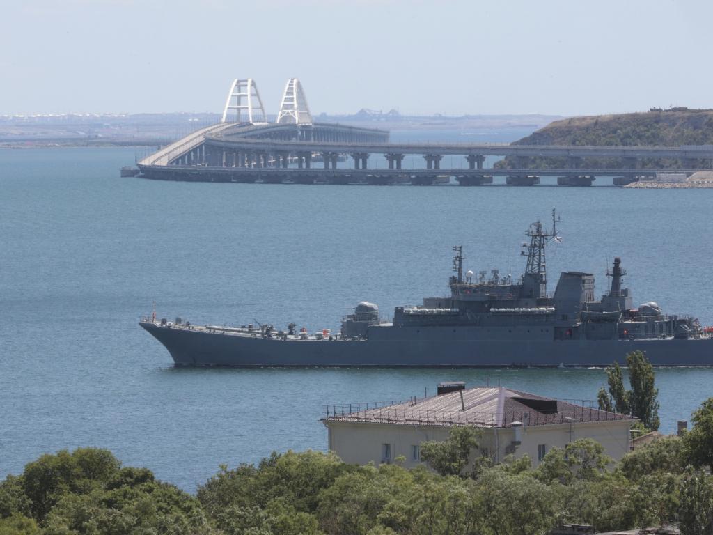Украйна атакува с 15 крилати ракети корабостроителница в пристанищен град