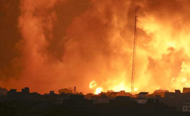 Масирани удари по Газа: Израел разцепи ивицата на две