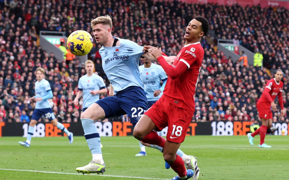 Ливърпул и Брентфорд играят при резултат 0:0 на Анфийлд в мач