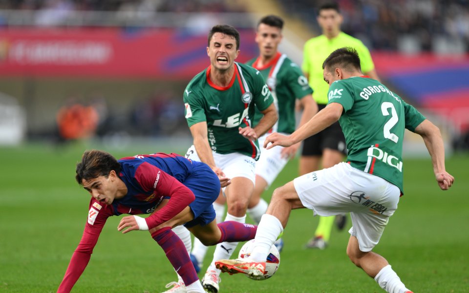 Отборите на Барселона и Алавес играят при резултат 1:1 в