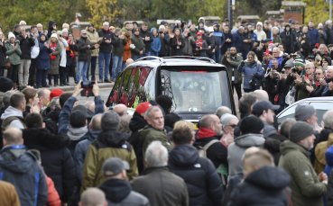 Хиляди фенове почетоха погребалната процесия на легендата на Манчестър Юнайтед