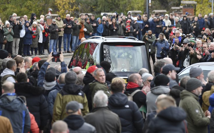 Стотици се сбогуваха със Сър Боби Чарлтън