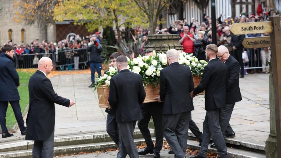 Сбогом, легендо! Хиляди изпълниха улиците на Манчестър за погребението на сър Боби Чарлтън