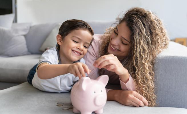 За какво най-често си мечтаят родителите, като спестяват пари за децата си