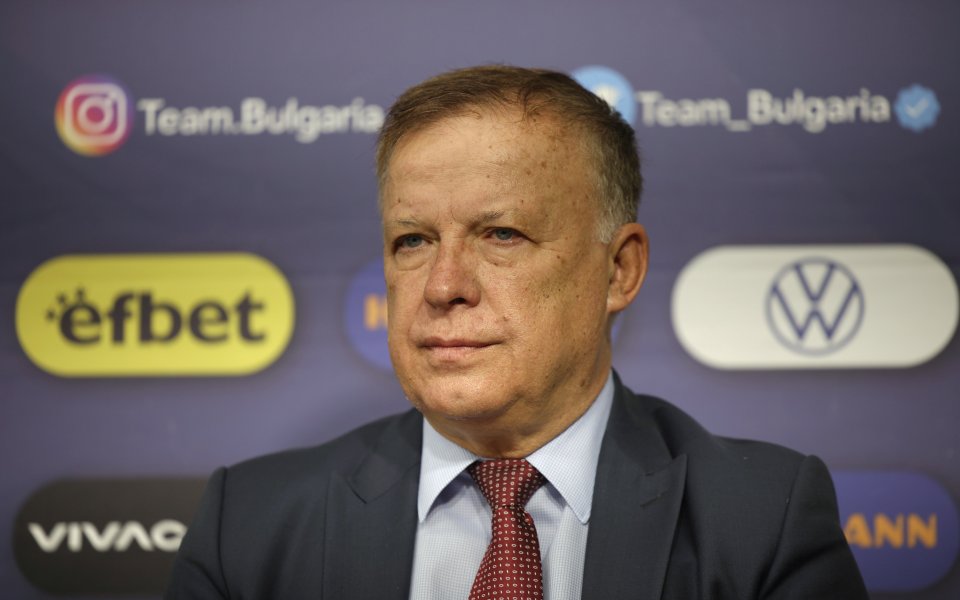 Изпълнителният директор на футболния съюз Борислав Попов обяви, че временно