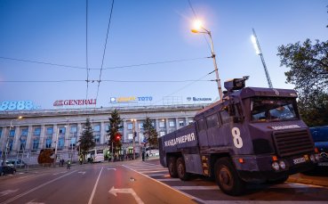 Сблъсъци около Националния стадион Васил Левски белязаха миналата вечер Фенове