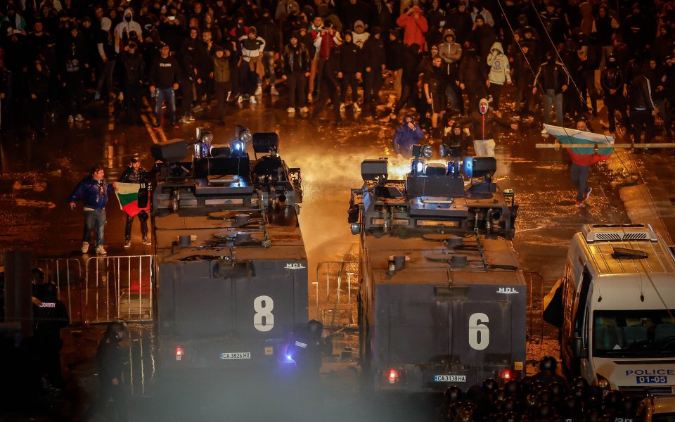 Трима полицейски служители са отстранени от длъжност и срещу тях