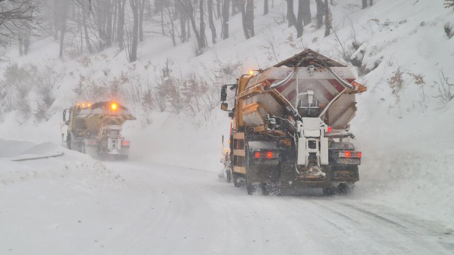 Заради силен снеговалеж: Затвориха Беклемето за камиони