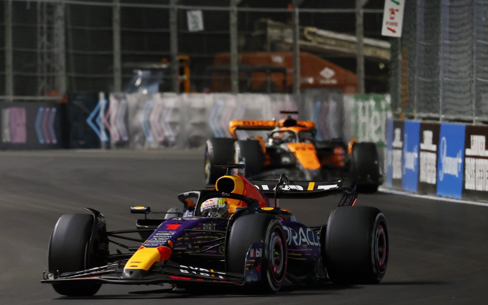 Отличен старт позволи на Верстапен да поведе още в спринта