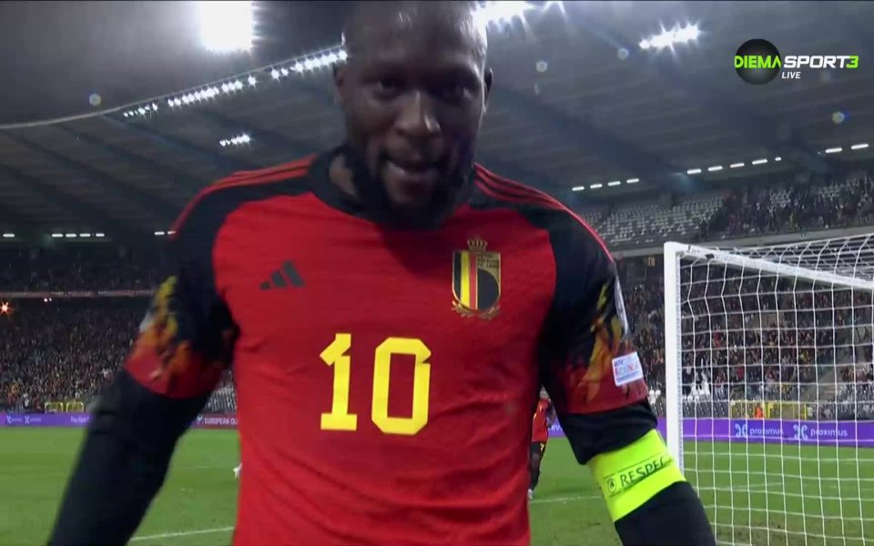 Лукаку отне топка, след което комбинира с Мангала, а накрая