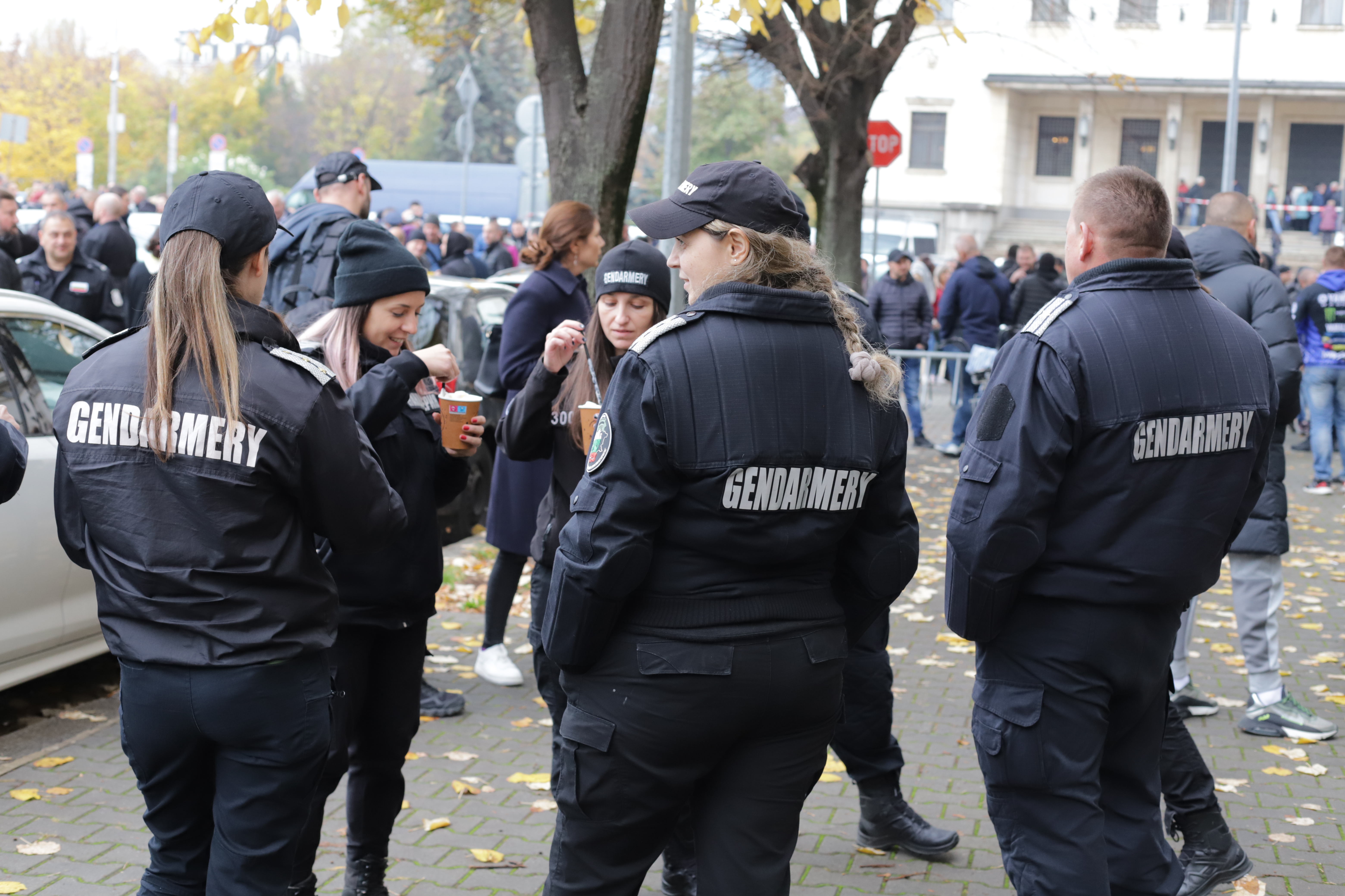 <p>Вместо за обяд, служители на полицията излязоха на протест в знак на съпричастност към пострадалите полицаи по време на сблъсъка с футболни агитки в София преди седмица</p>