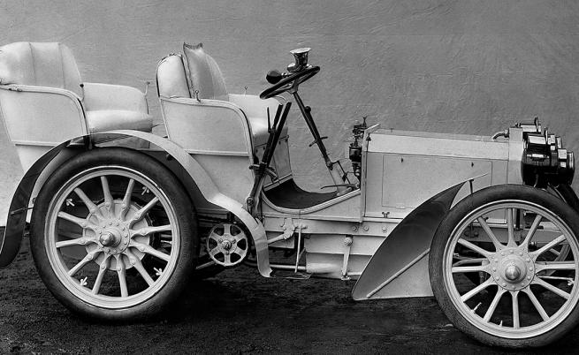 Mercedes 35 hp от 1900 г. с 4 места. На 22 ноември 1900 г. Daimler-Motoren-Gesellschaft доставя първия такъв автомобил на Емил Йелинек.