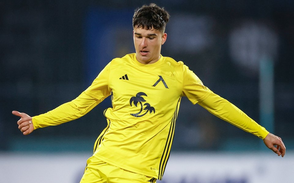 Защитникът Виктор Любенов дебютира в официален мач за Левски. 17-годишният