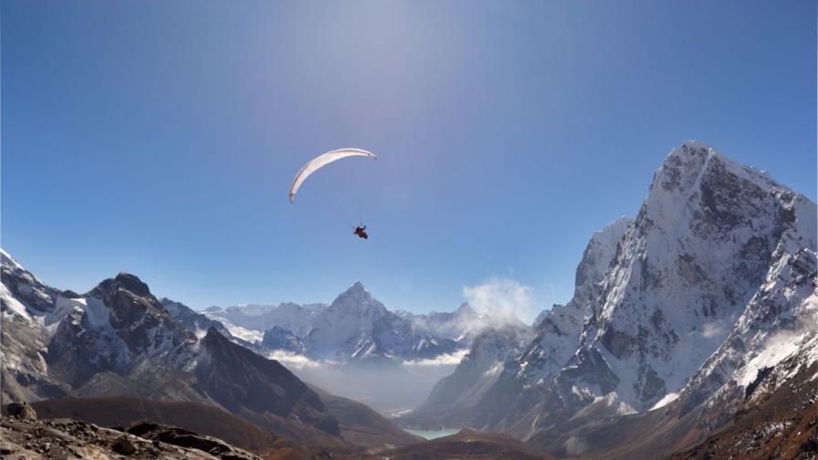 <p>Красимир Илев скочи&nbsp;от хеликоптер край Еверест с рекордно малък парашут</p>