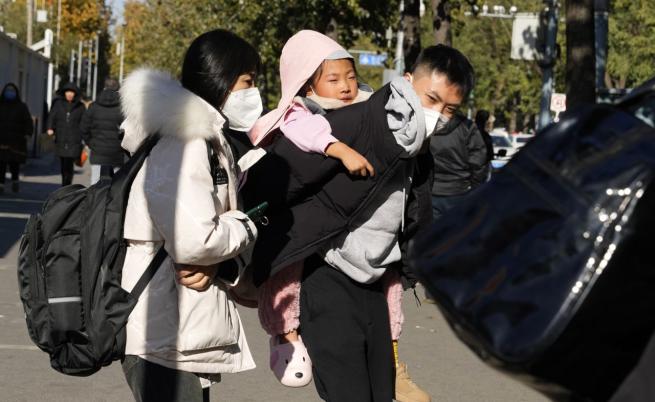 Бум на респираторно болни деца в Китай: Болниците в Пекин са претъпкани