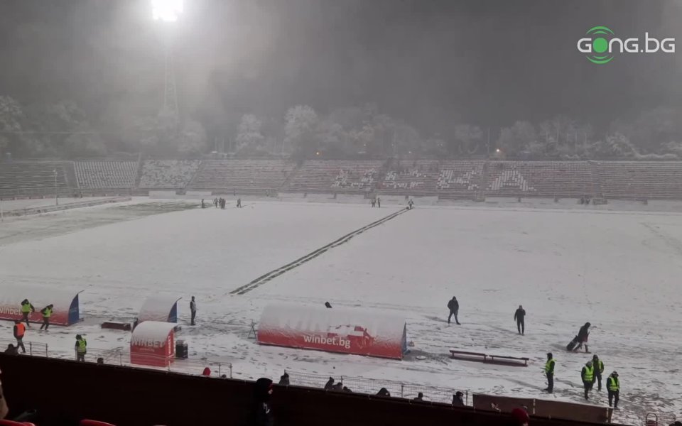 Срещата между ЦСКА и Етър бе прекратена заради обилния снеговалеж. 