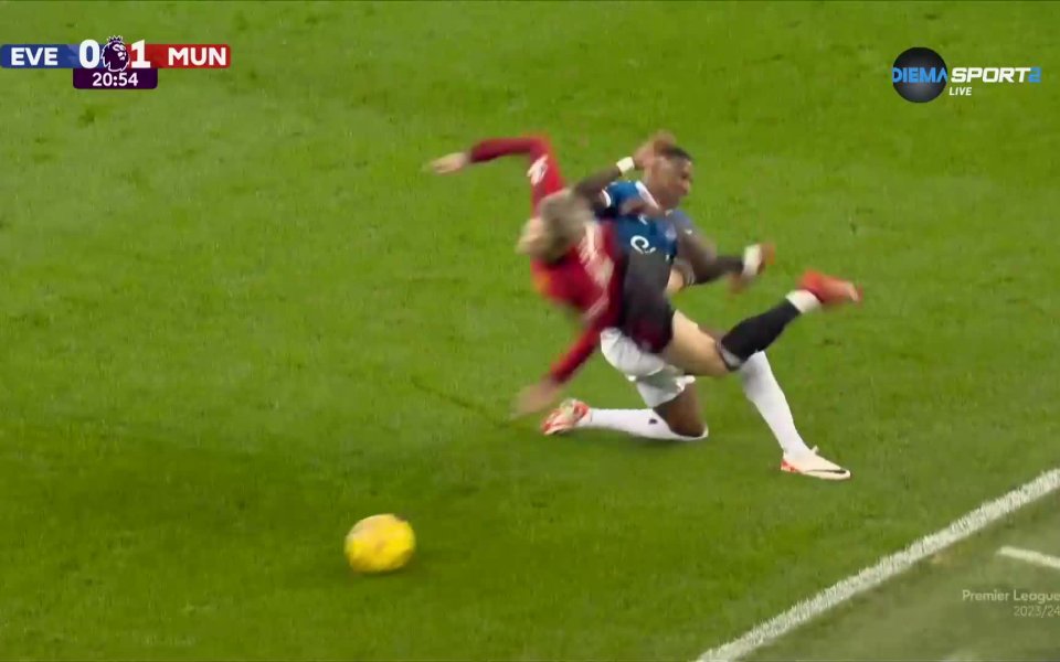 След 21 минути игра на Евертън и Манчестър Юнайтед зрителите