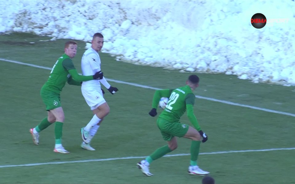 След 25 минути игра гостите от столицата изразиха претенции за