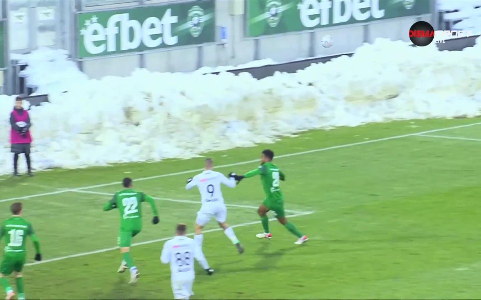 Белите удариха за втори път по своя съперник, още на