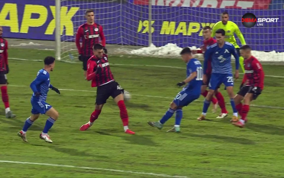 Още през първата част на мача между Локомотив София и