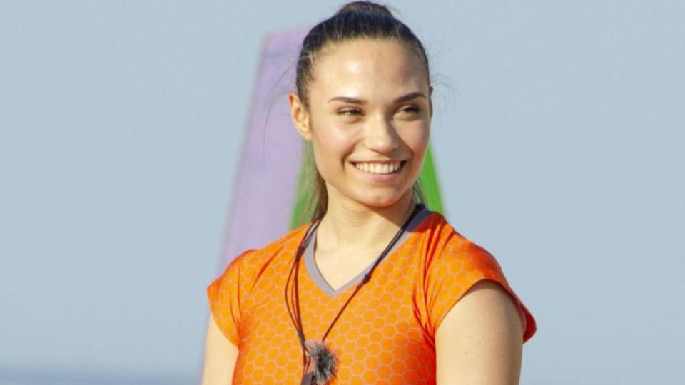 Виктория е въздушен акробат, добър плувец и бивша гимнастичка. Най-екстремното