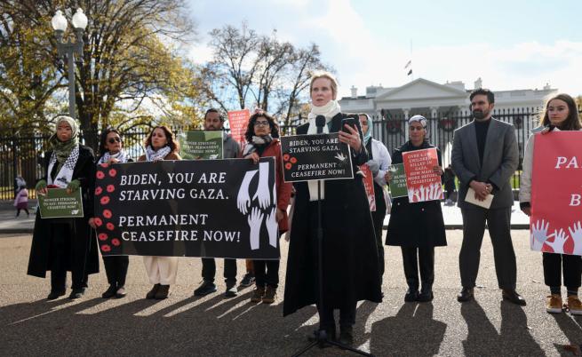Активисти с гладна стачка пред Белия дом, сред тях и звезда от 