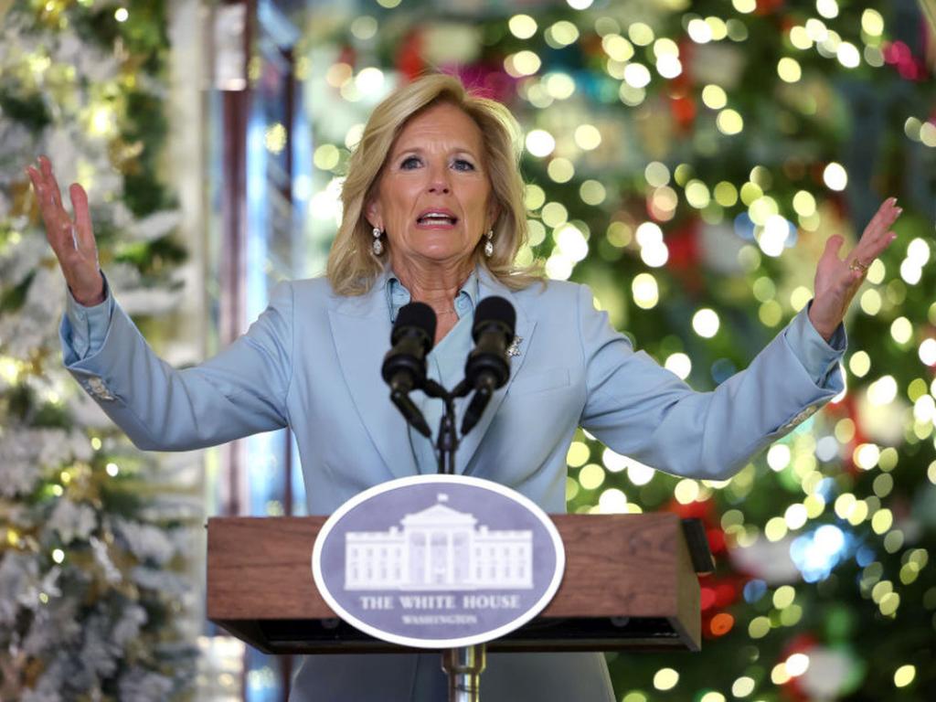 Коледната украса на Белия дом е създадена за да могат посетителите да видят