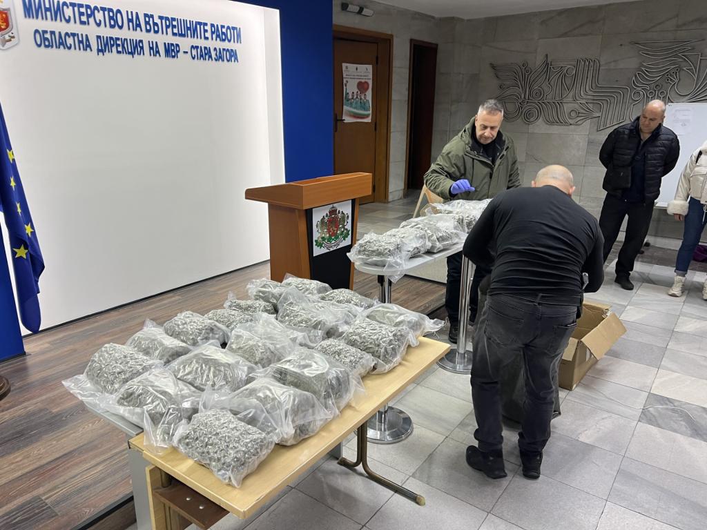 Вавтомобил на служител на Агенция Митници са открити 30 пакета