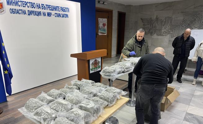 Хванаха митничар с 30 пакета марихуана