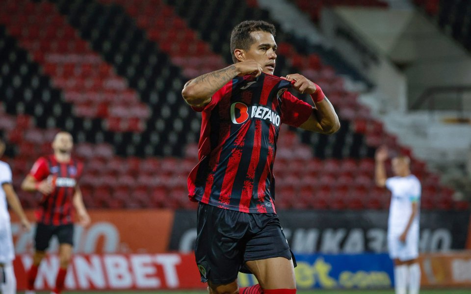 Локомотив София разглежда възможността за силен трансфер в Китай, като
