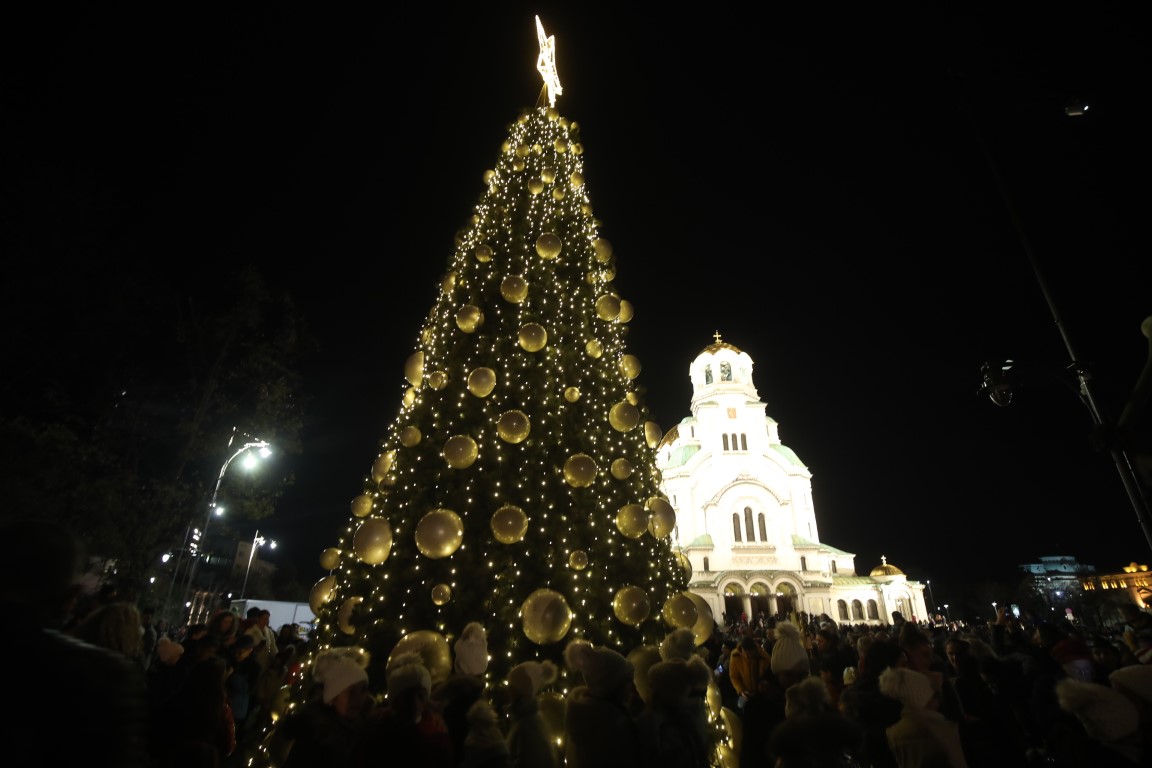 <p>Коледната елха пред &bdquo;Св. Александър Невски&ldquo;</p>