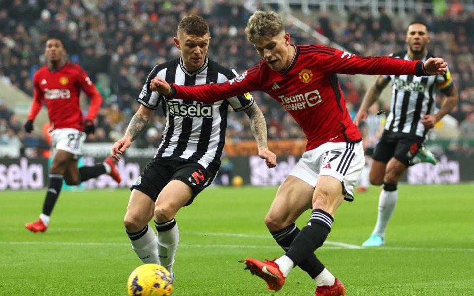 Нюкасъл и Манчестър Юнайтед играят при резултат 1:0 в мач от