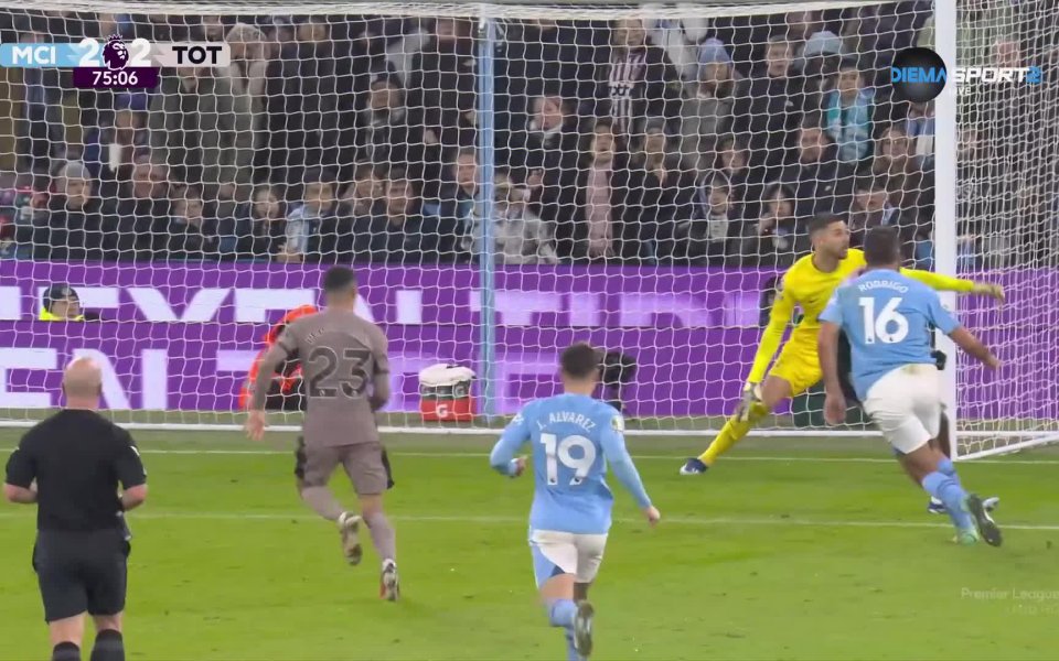 Испанският халф Родри си изкара жълт картон в двубоя срещу