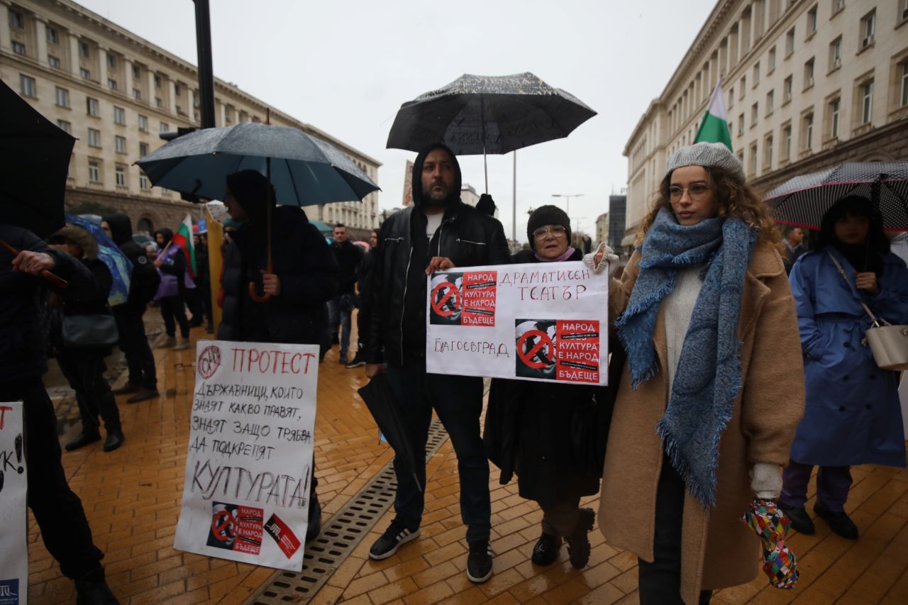 <p>Под наслов &quot;Народ без култура е народ без бъдеще!&quot; културни дейци от София и страната протестираха пред сградата на Министерството на културата с искания за законови промени, които да гарантират увеличение на бюджета за култура.</p>