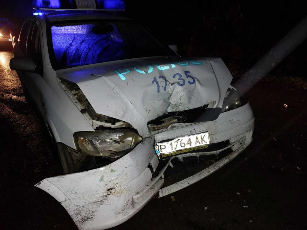 Шофьор на 20 години от разградското село Ясеновец удари полицейски автомобил,