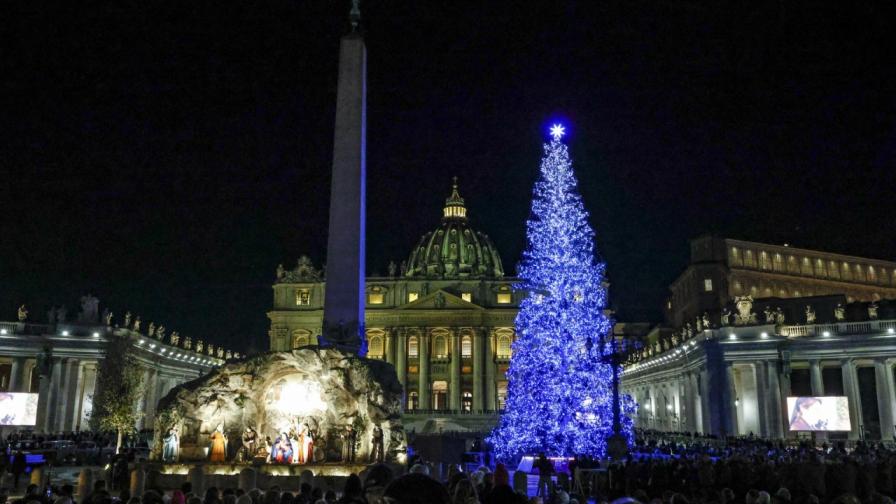 Запалиха светлините на голямото коледно дърво на площад "Свети Петър" във Ватикана.